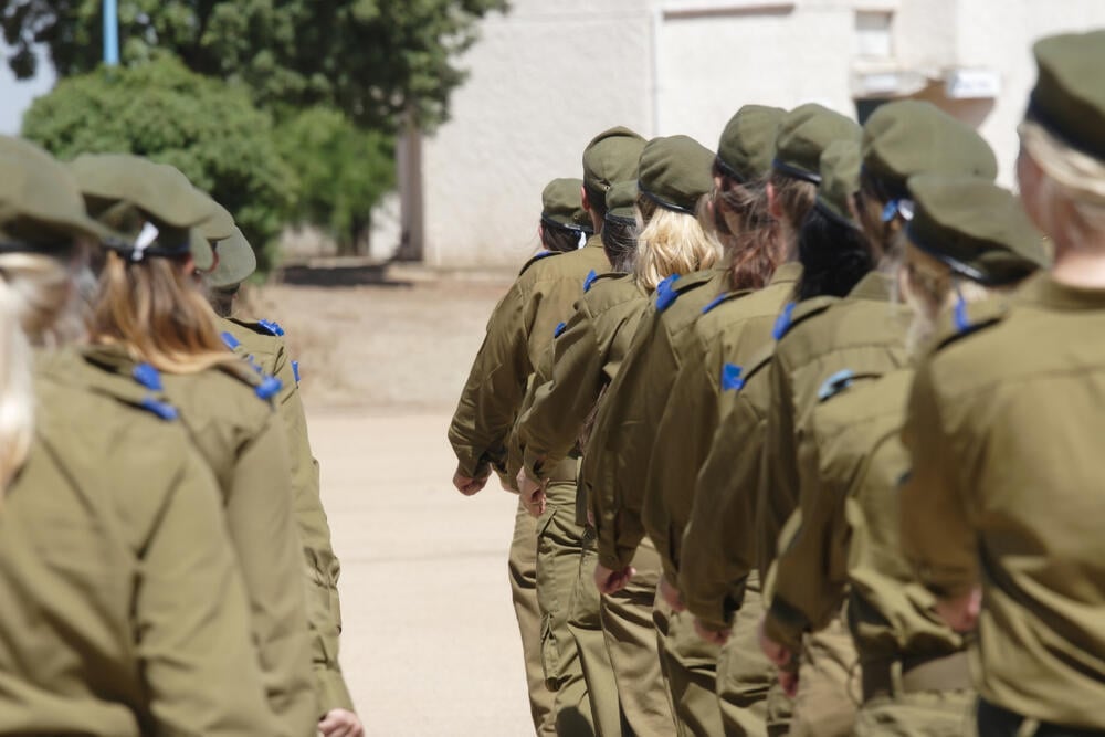 האב: "אחת הטירוניות עלתה לשמירה למרות שחשה ברע ונפלה בדרך" (אילוסטרציה: Shutterstock ) חיילת חיילות צה"ל אילוס אילוסטרציה