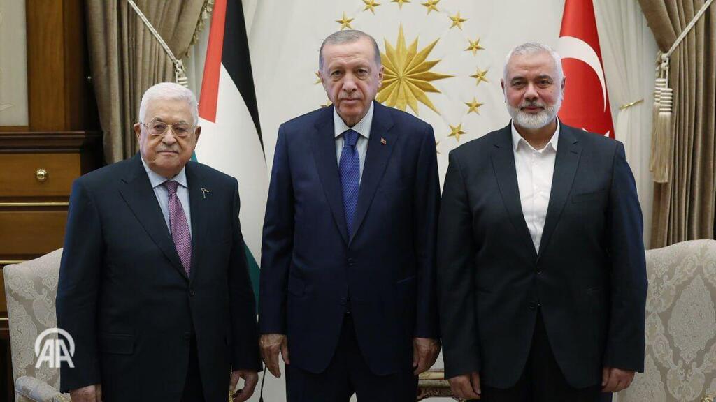 Palestinian Authority Chairman Mahmoud Abbas, Erdogan and Hamas leader Ismail Haniyeh (Photo: Anadolu) נשיא טורקיה רג'פ טאיפ ארדואן, הנשיא הפלסטיני מחמוד עבאס ואיסמעיל הנייה, ראש הלשכה המדינית של חמאס, נפגשו בטורקיה