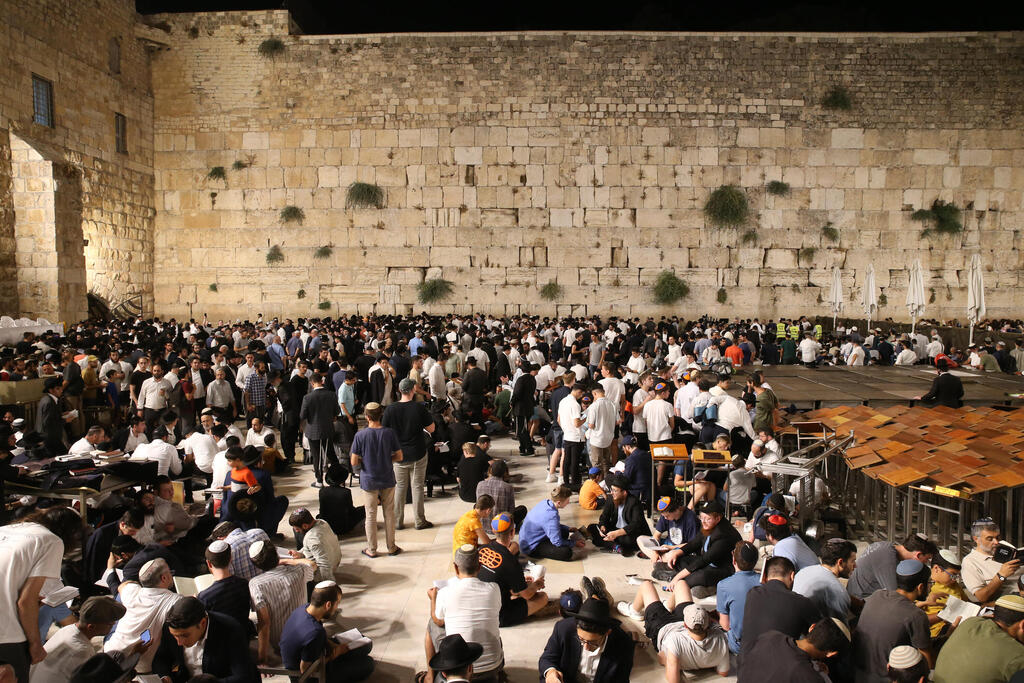 Tisha B’Av at the Western Wall (Photo: Amit Shaabi) תשעה באב בכותל המערבי