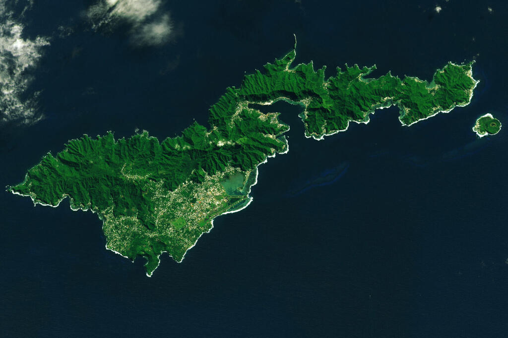 Satellite image of Tutuila (Photo: NASA Earth Observatory/Lauren Dauphin) צילום לווייני של האי טוטואילה בסמואה האמריקנית