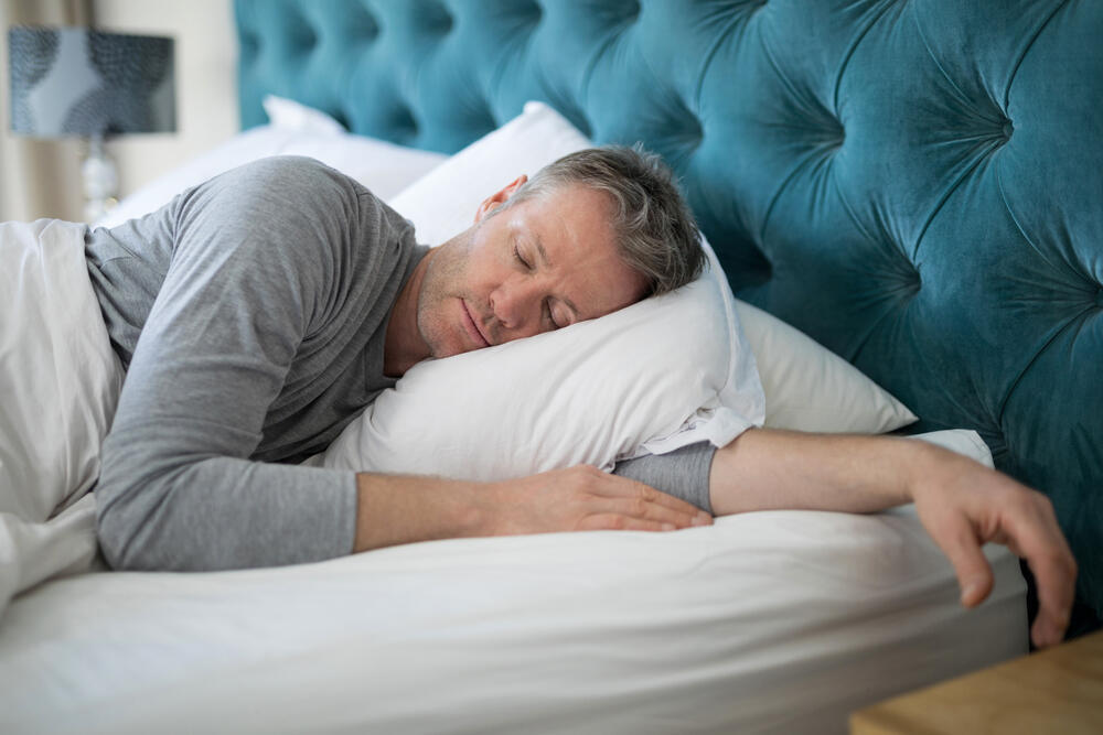 שינה היא כלי ההתאוששות מספר אחת (צילום: shutterstock) גבר ישן שינה