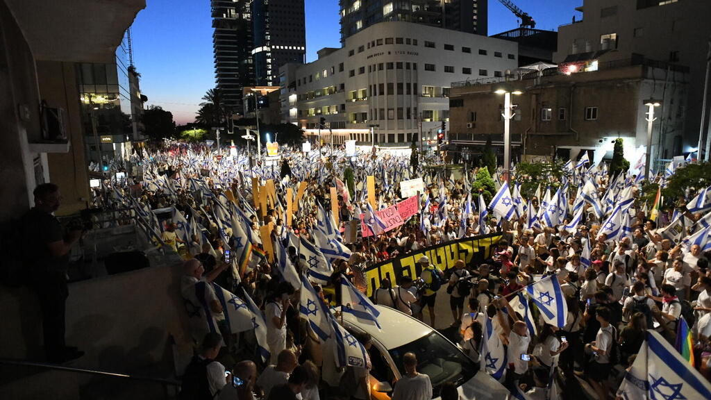 Protesters march demonstrating against the government's legislative efforts to weaken the judiciary (Photo: Yuval Chen) צעדה לקפלן בתל אביב