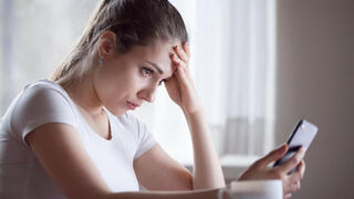 אישה עם סמארטפון