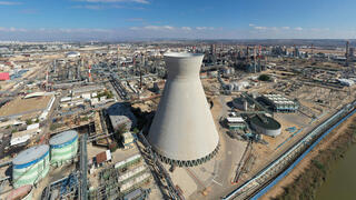 מתחם בתי הזיקוק של בזן ב מפרץ חיפה