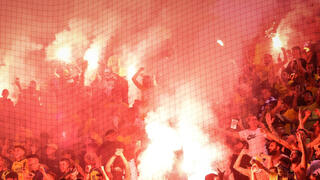 אבוקות ביציעי אוהדי מכבי ת