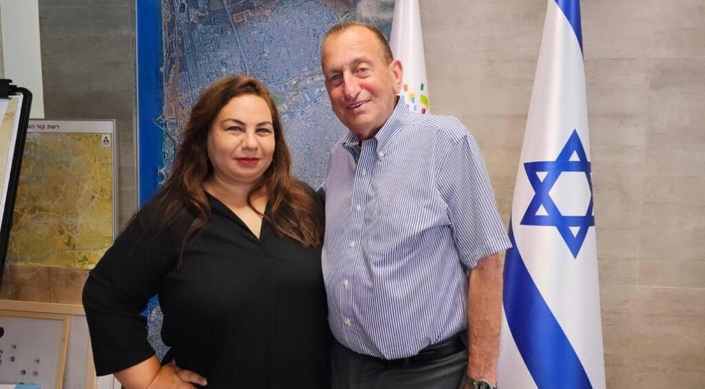 עם ראש העיר תל-אביב, רון חולדאי. "קליק ממבט ראשון" (צילום: דוברות ראש העיר ) אמירה בוזגלו רון חולדאי
