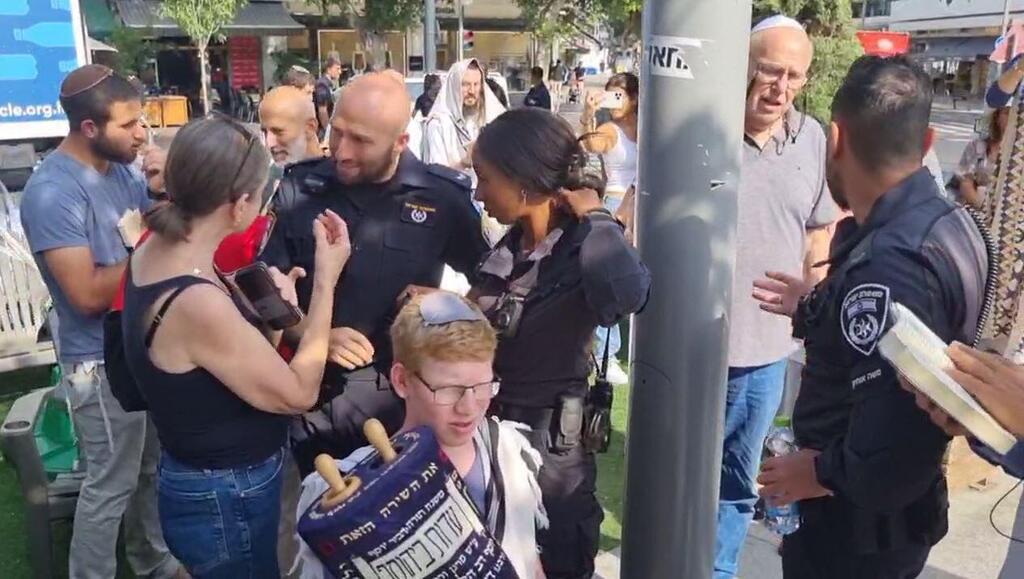 דתיים מתפללים בהפרדה בכיכר דיזנגוף, תל אביב (צילום: מוטי קמחי) דתיים מתפללים בהפרדה בכיכר דיזנגוף, תל אביב