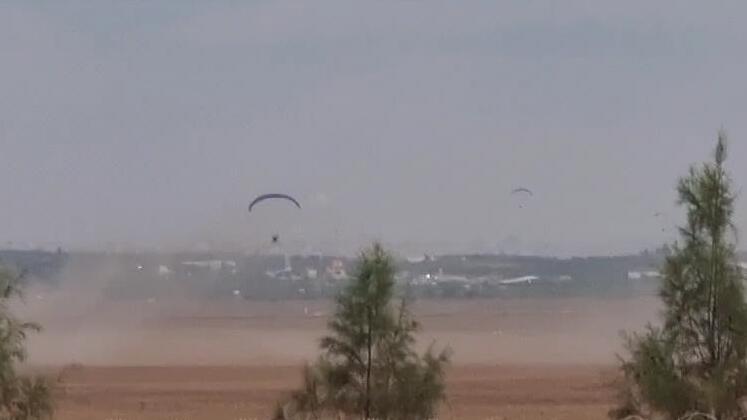 Hamas paragliders infiltrating Israel on October 7 (Photo: Roy Edan) חשש לחדירת מחבלים