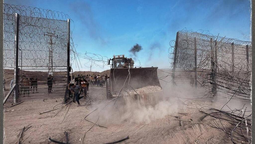 Hamas terrorists breach the border with Gaza on October 7 תיעוד פלסטיני: הגדר פרוצה בדרום רצועת עזה