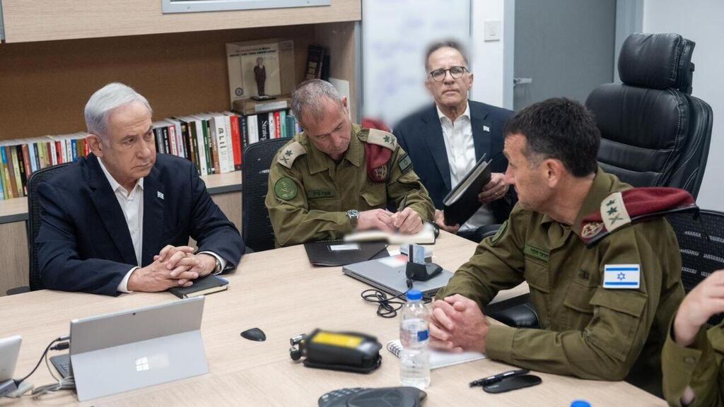 נתניהו והלוי בהערכת המצב בקריה (צילום: דובר צה"ל) הערכת המצב בקריה