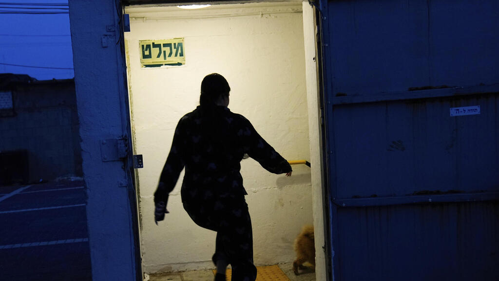 הירידה למקלט הופכת לאתגר משמעותי. ארכיון (צילום: AP / Ohad Zwigenberg) אשקלון אנשים ב מקלט אזעקות ירי רקטות
