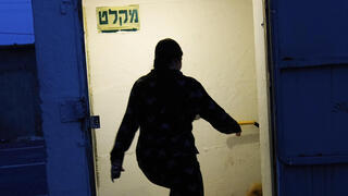 אשקלון אנשים ב מקלט אזעקות ירי רקטות