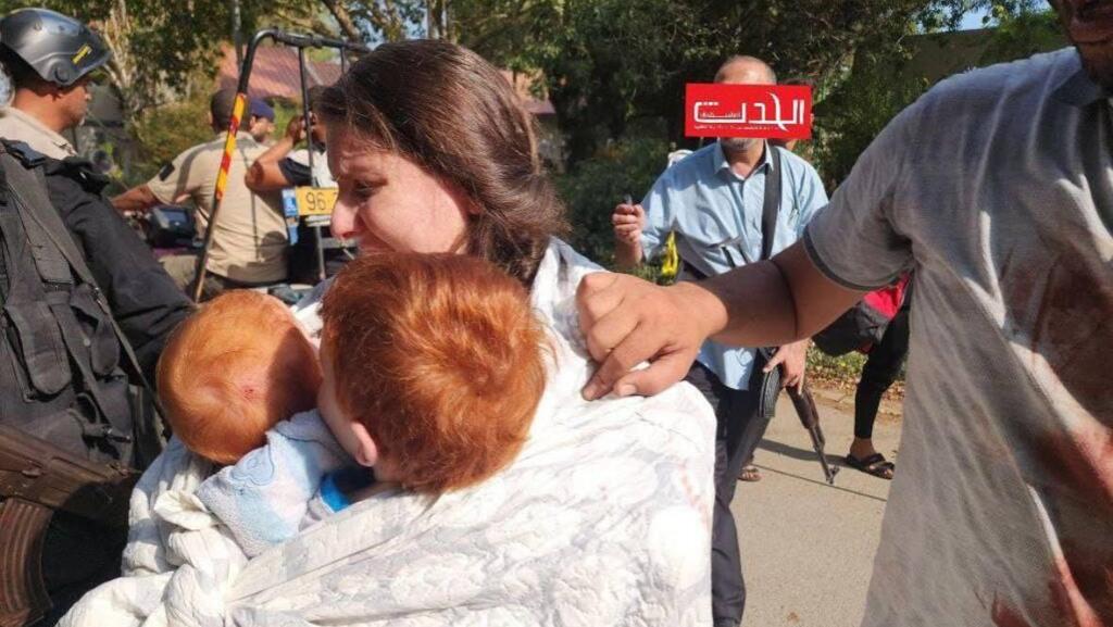 התמונה שהפכה לאחד הסמלים של אכזריות חמאס. שירי ביבס וילדיה נחטפים לעזה בבוקר 7 באוקטובר שירי ביבס וילדיה