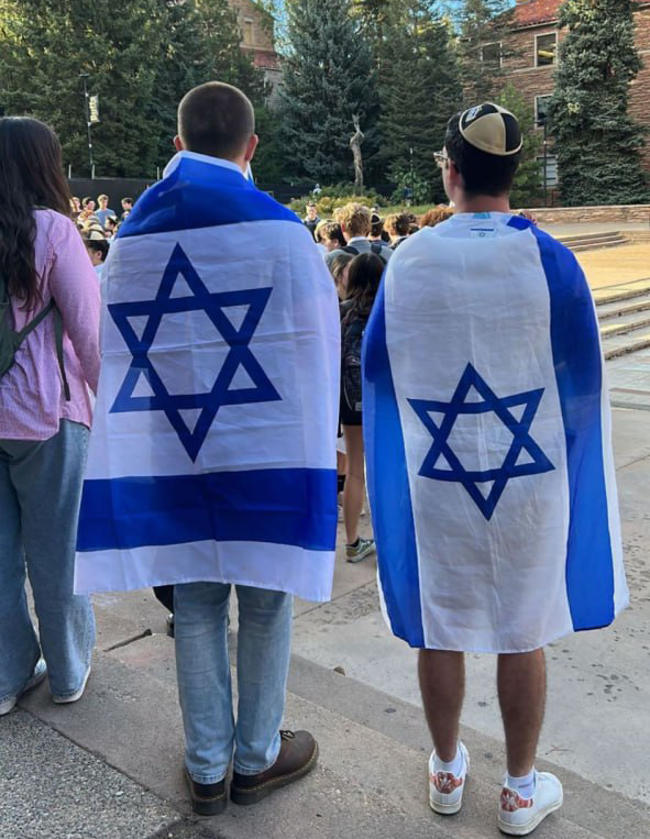 Omer Hart, an Israeli student in Boulder, Colorado, organized an evening of support for Israel on campus with Hillel and Chabad. עומר הרט, סטודנט ישראלי בבולדר קולורדו, ארגן ביחד עם הילל וחב״ד ערב תמיכה בישראל בקמפוס