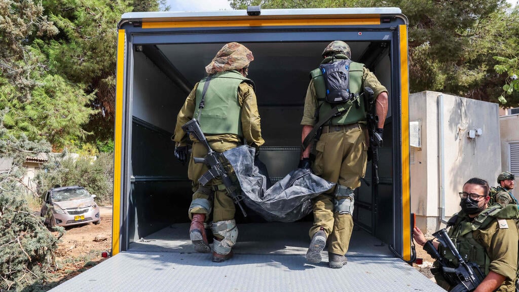 פינוי גופות מכפר עזה (צילום: JACK GUEZ / AFP) כפר עזה