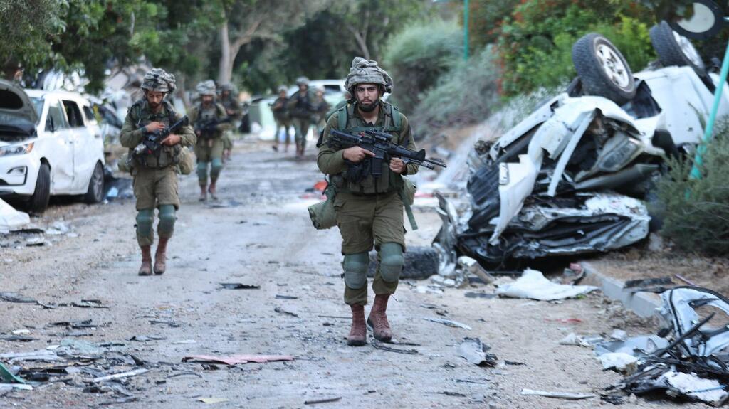 חיילים בקיבוץ בארי בימי שאחרי הטבח (צילום: גדי קבלו) קיבוץ בארי לאחר הטבח