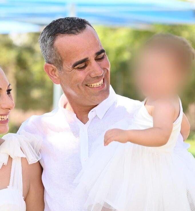 "אמרתי לו, 'אנחנו מחכות לך, אל תהיה גיבור'". עמרי מירן עם אחת הבנות עומרי מירן נחטף מנחל עוז