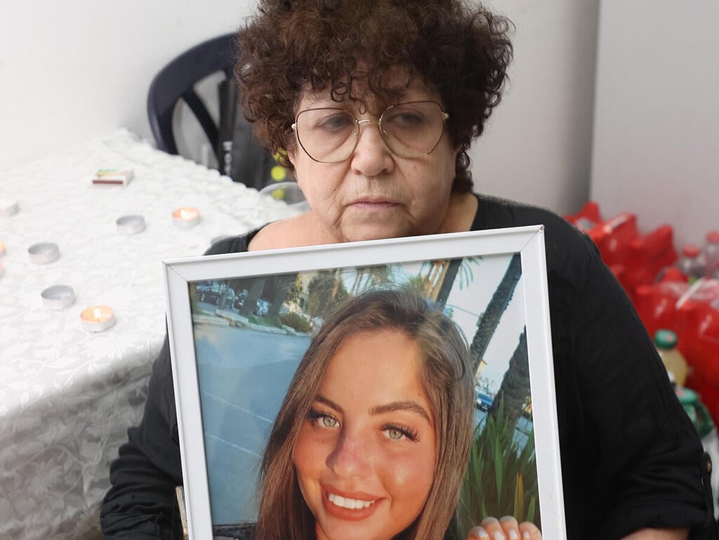 לובה ורניקוב עם תמונת בתה קרין (צילום: יריב כץ) לובה ורניק אמה של קרין