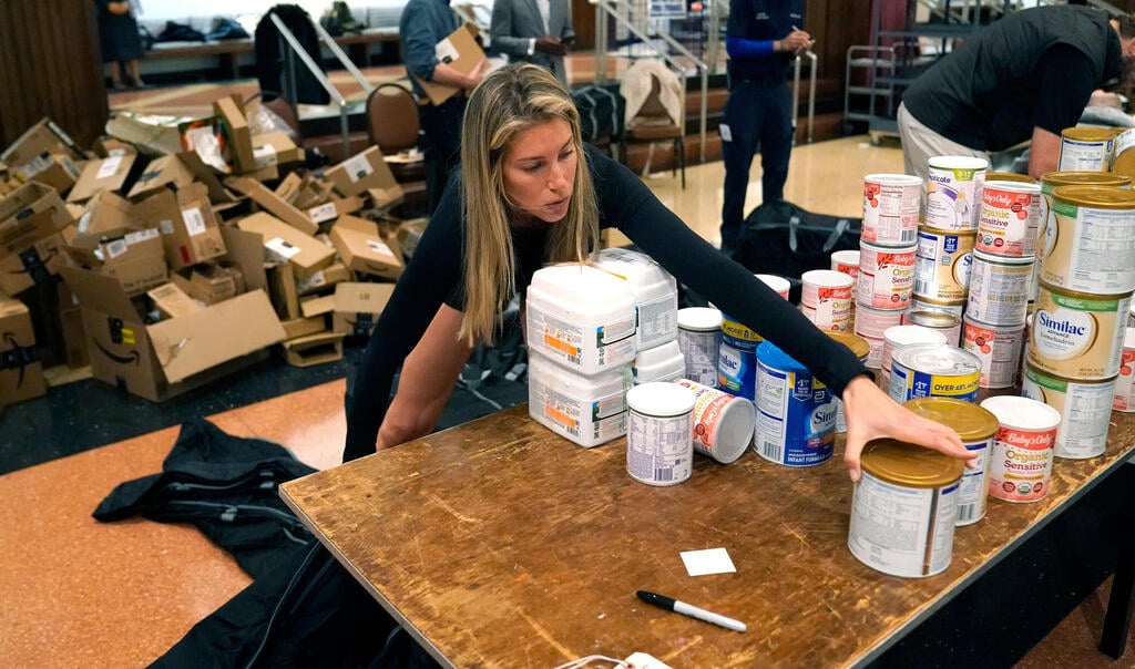 Packing donations to Israel in New York (Photo: Timothy A. Clary/ AFP) ארה"ב ניו יורק אורזים אספקה ציוד חירום תרומות לישראל