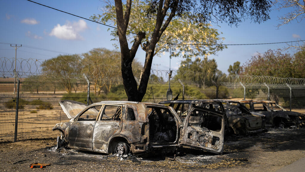 Photo: AP Photo/Francisco Seco רכב שרוף בקיבוץ ניר עוז