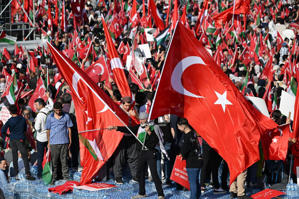 Pro-Palestinian rally in Istanbul לאחר קריאת ארדואן: הפגנת תמיכה בעזה, באיסטנבול, טורקיה