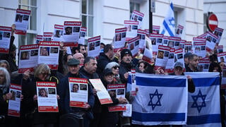  מפגינים לשחרור החטופים מול שגרירות קאטר בלונדון