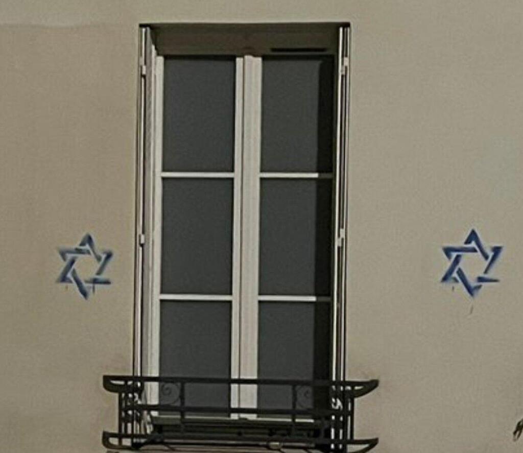 רוססו מגן דוד על בתים של יהודים ברובע ה-14 בפריז, צרפת