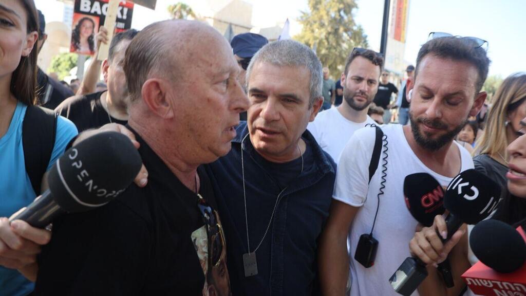 Gal Hirsch at Hostages' Square in November (Photo: Motti Kimchi) גל הירש הגיע לכיכר החטופים והנעדרים לשוחח עם בני משפחות
