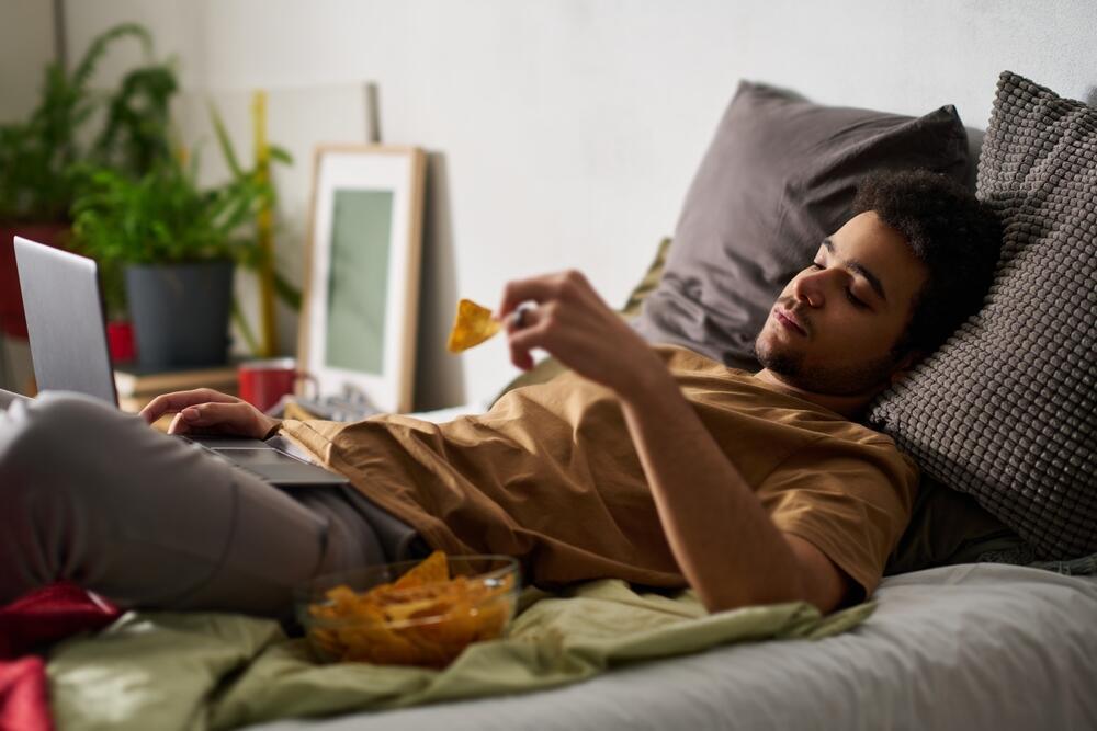 People now gravitate toward fast, convenient foods: Emotional eating (Photo: Shutterstock) אכילה רגשית