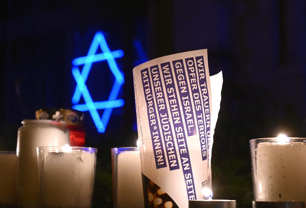 טקס לציון ליל הבדולח. ארכיון (צילום: Ina FASSBENDER / AFP) ערב הנצחת ליל הבדולח הפוגרום לפני 85 שנה,והנצחת החטופים בשבי חמאס קלן, מערב גרמניה