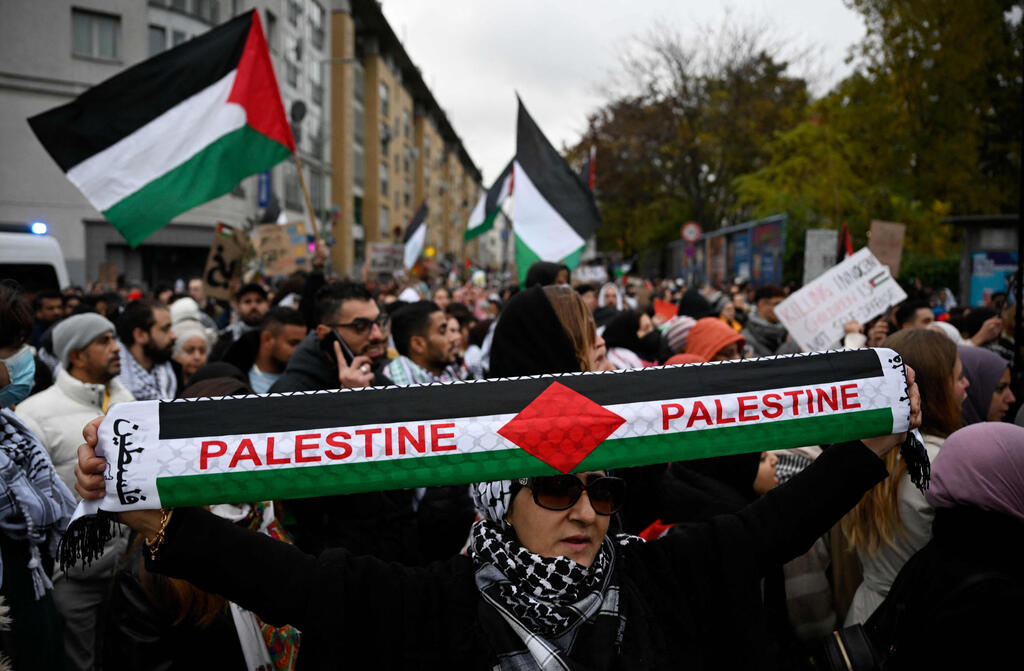 הפגנה פרו פלסטינית בברלין (צילום: Tobias SCHWARZ / AFP) ברלין גרמניה הפגנה פרו פלסטינית נגד ישראל חרבות ברזל
