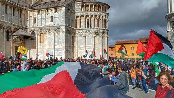 Pro-Palestinain rally in Pisa הפגנה פרו פלסטינית במגדל פיזה, איטליה