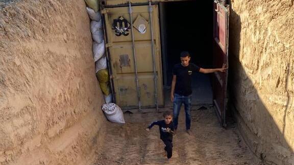 Shipping container used as improvised shelter (Photo: Negev Urban Research Labs) מכולות קבורות בחול כמיגוניות - כוכבי המדבר