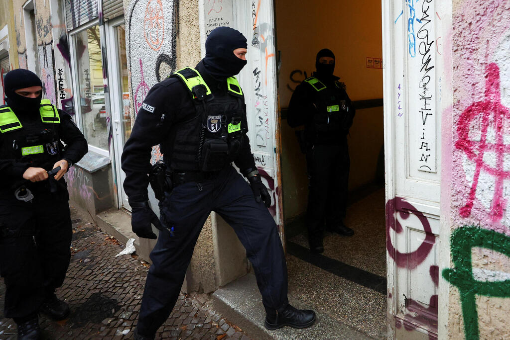 German police raids Hamas stronghold in Berlin (Photo: REUTERS/Fabrizio Bensch) פשיטה בברלין על דירה של חשודים בתמיכה בחמאס