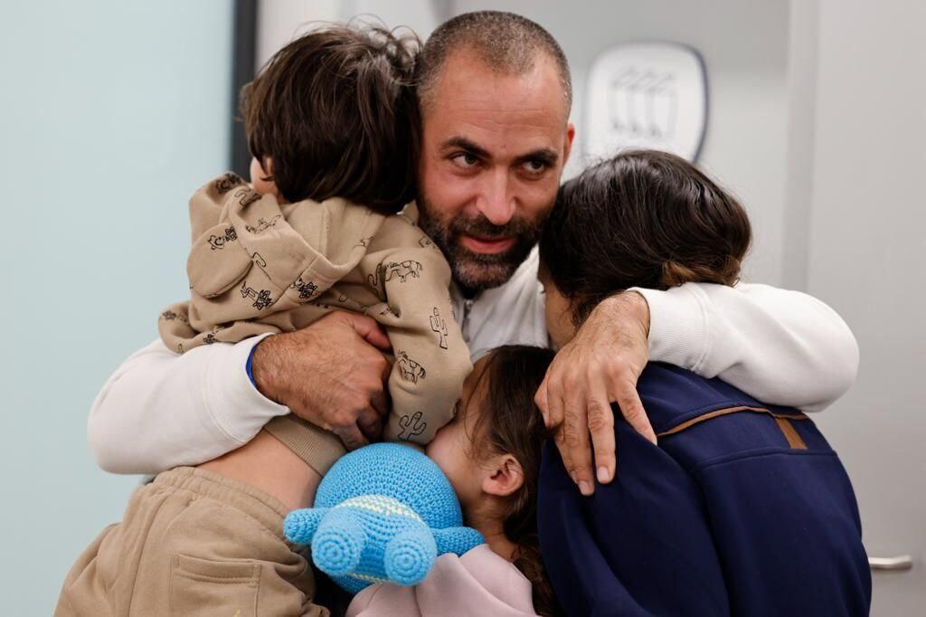 צילום: דוברות מרכז שניידר אוריה ברודץ בן ה-4, יובל ברודץ בן ה-8, עופרי בת ה-10 ואמם הגר ברודץ במפגש הראשון עם האבא אביחי