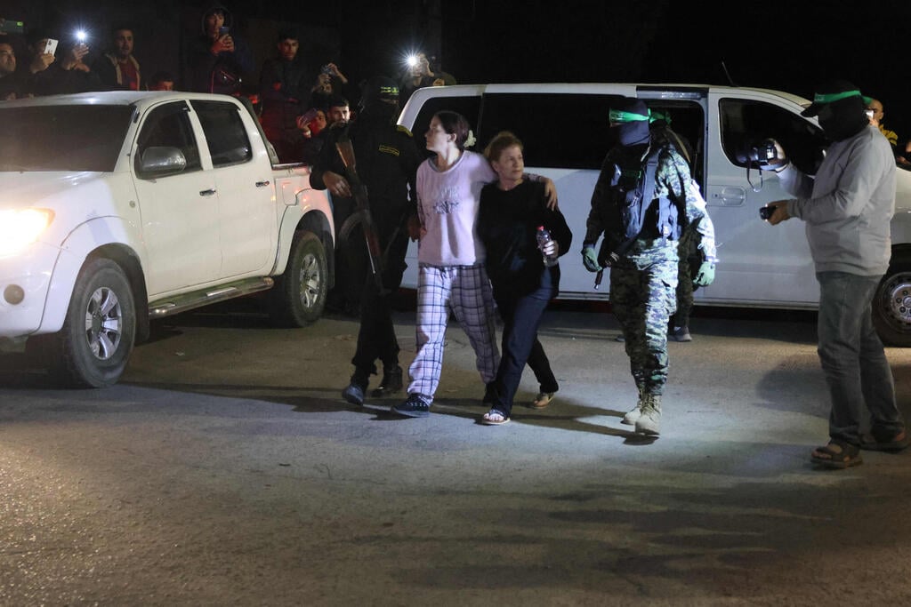 Buchshtab-Kirsht and Merav Tal are released from captivity (Photo: AFP) מירב טל ורימון בוכשטב משתחררות מהשבי