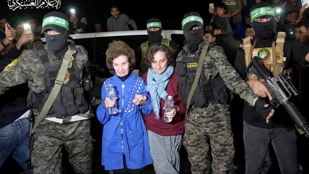 Elena and Irina Troufanov in their release from captivity (Photo: Reuters) שחרור החטופות מהשבי בעזה