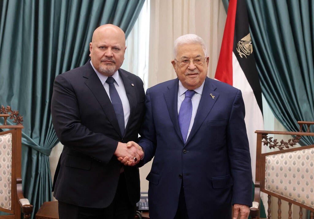 התובע מהאג עם נשיא הרשות הפלסטינית אבו מאזן. המתלוננת המוסלמית נגדו חשה במצוקה אחרי שהואשמה בשיתוף פעולה עם גורמים פרו-ישראליים (צילום: GHANAIM / PPO / AFP) פגישת אבו מאזן וקארים חאן