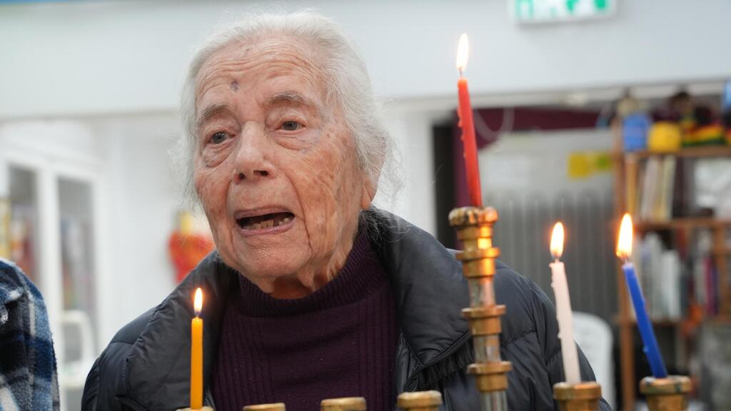 המפונות שעברו לקבוצת כנרת. מדליקות  נר של תקווה לחזרה לשגרה