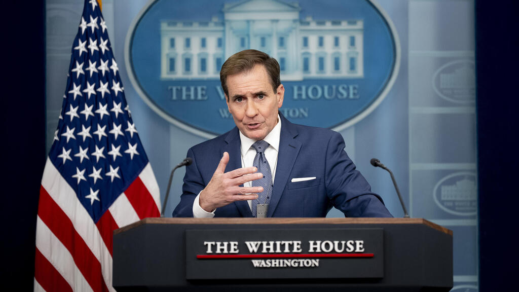 White House Spokesman John Kirby said close to a deal (צPhoto: Andrew Harnik/AP) דובר המועצה לביטחון לאומי עם דיסקית החטופים