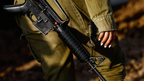 הצלפות והשפלות מזעזעות: לוחמת התעללה במקלחת בשתי חברותיה לגדוד | קשה לקריאה