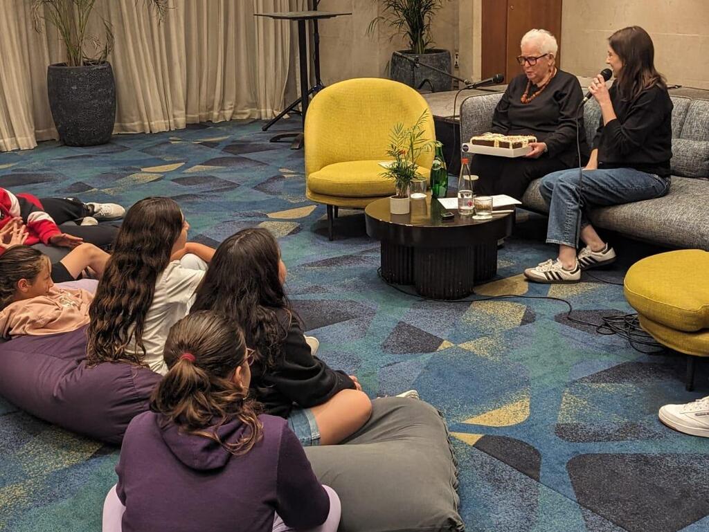 "מתברר ששתינו ניצלנו כי הסתתרנו בארון". המפגש בין חנה גופרית לילדי העוטף המפונים, זמן קצר אחרי 7 באוקטובר (צילום: באדיבות מיזם "זיכרון בסלון") המפגש בין חנה גרנות לילדי קיבוץ מפלסים. "חשוב לי לנטוע בהם תקווה שיום אחד החיים יחזרו להיות יפים"