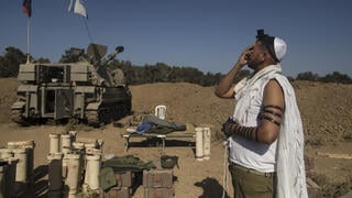 חייל מתפלל ליד גבול רצועת עזה