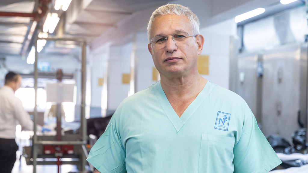 ד"ר חן קוגל, הפתולוג הבכיר בישראל, לא משווק תוספי תזונה (צילום: אביגיל עוזי) ד"ר חן קוגל, זיהוי חללים במכון לרפואה משפטית, המכון לרפואה משפטית