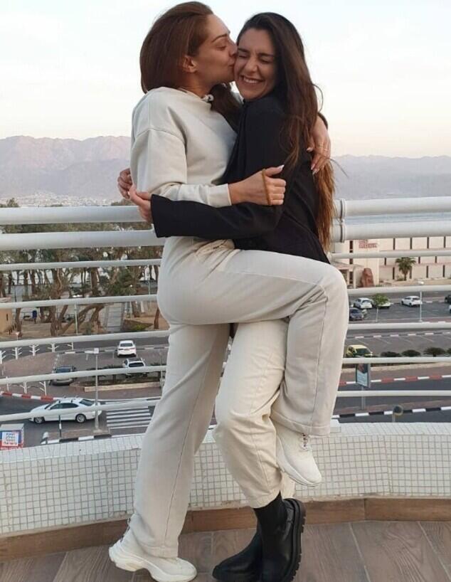 "אפשר רק לעסוק בעתיד, אי אפשר לשנות את העבר". מעיין אדם ואחותה מפל אדם ז"ל שנרצחה במסיבת הנובה (צילום: אינסטגרם) מעיין אדם מפל אדם