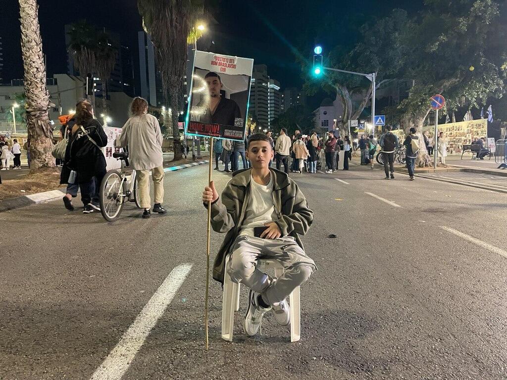 בן דודו של רום ברסלבסקי מחכה לשובו (צילום: מאיר תורג'מן ) מתן דבוש, בן דודו של החטוף רום ברסלבסקי