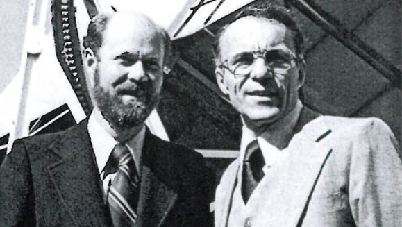 כל החלקים הסתדרו במקומם. פנזיאס (מימין) עם וילסון על רקע אנטנת הרדיו בניו ג'רזי (מקור: חשבון ה-X (טוויטר) של מעבדות בל ) כל החלקים הסתדרו במקומם. פנזיאס (מימין) עם וילסון על רקע אנטנת הרדיו בניו ג'רזי