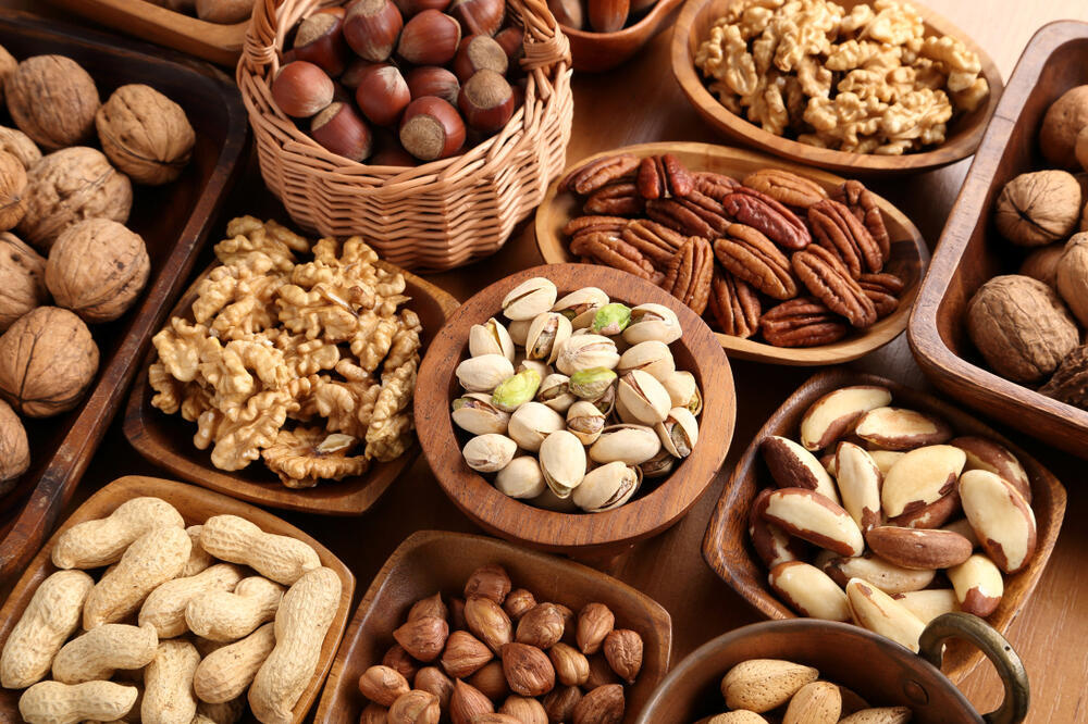 מעודדים תנועת מעיים. אגוזים (צילום: shutterstock) אגוזים ושקדים, פירות יבשים