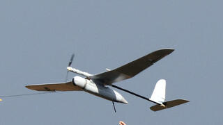 לוחם עם מל"ט בשדה בדרום הארץ