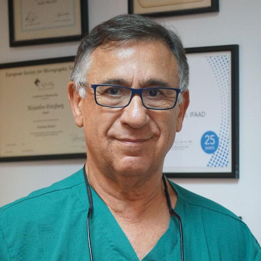 'אם לא מנקים את השיער, הוא נחלש ונשבר''. ד"ר אלכס גינזבורג השתלת שיער ד"ר אלכס גינזבורג השתלת שיער